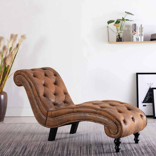 Chaise longue chesterfield marron dans un salon, clous décoratifs sur le contour