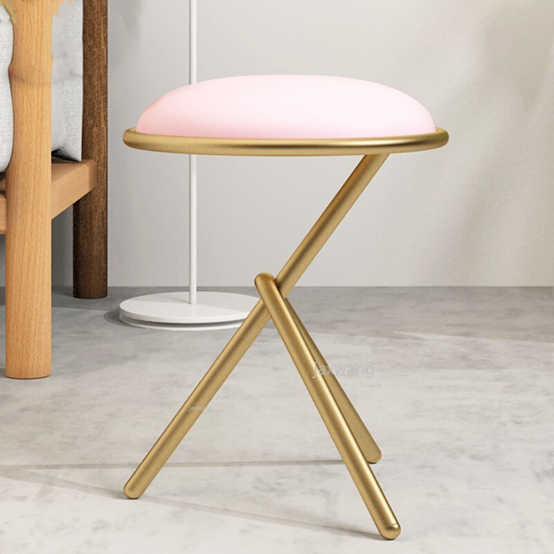 Tabouret design en métal doré mate et assise ronde en Y inversé