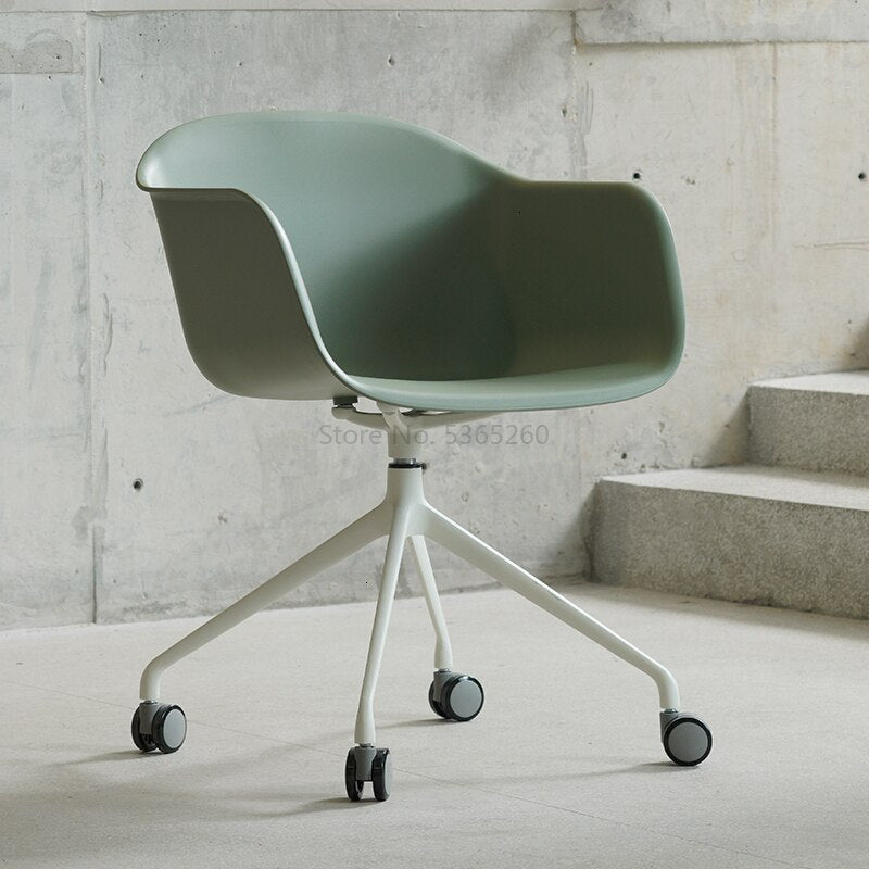 Chaise scandinave design en plastique et acier sur roulettes