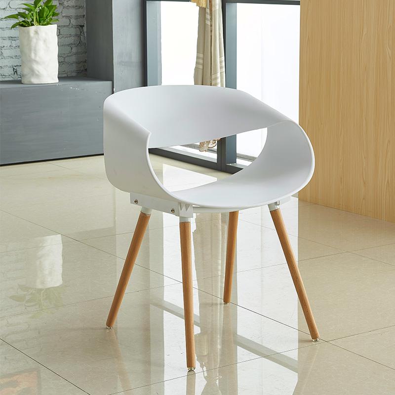 Chaise scandinave en plastique et bois style Turban