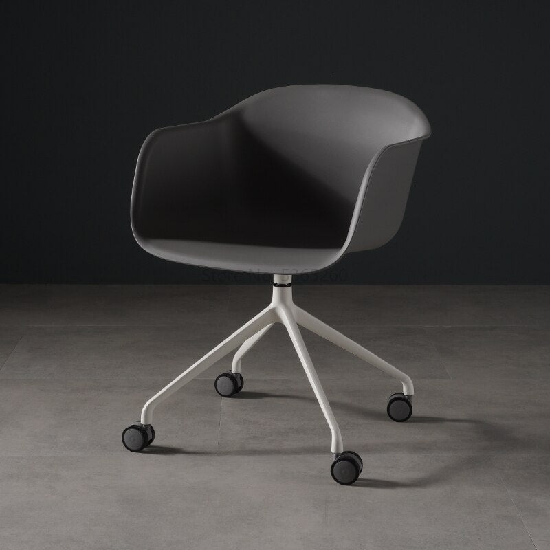 Chaise scandinave design en plastique et acier sur roulettes