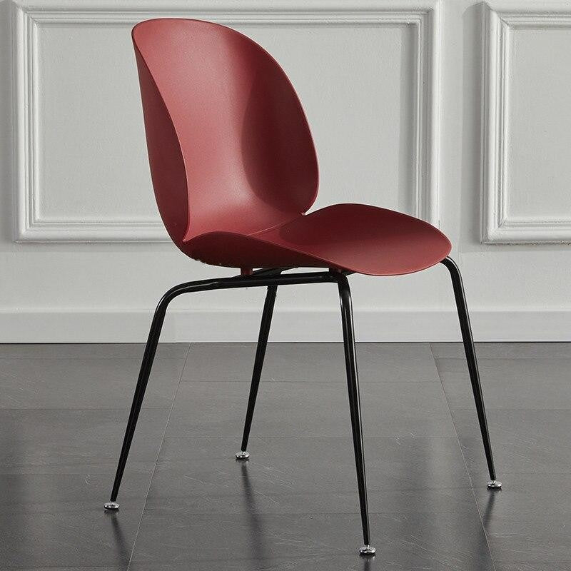 Chaise moderne de style scandinave avec assise large en plastique et pieds en acier