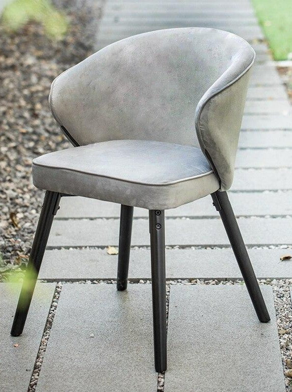 Chaise scandinave avec accoudoirs et assise en velours