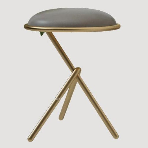 Tabouret design en métal doré mate et assise ronde en simili cuir gris en Y inversé