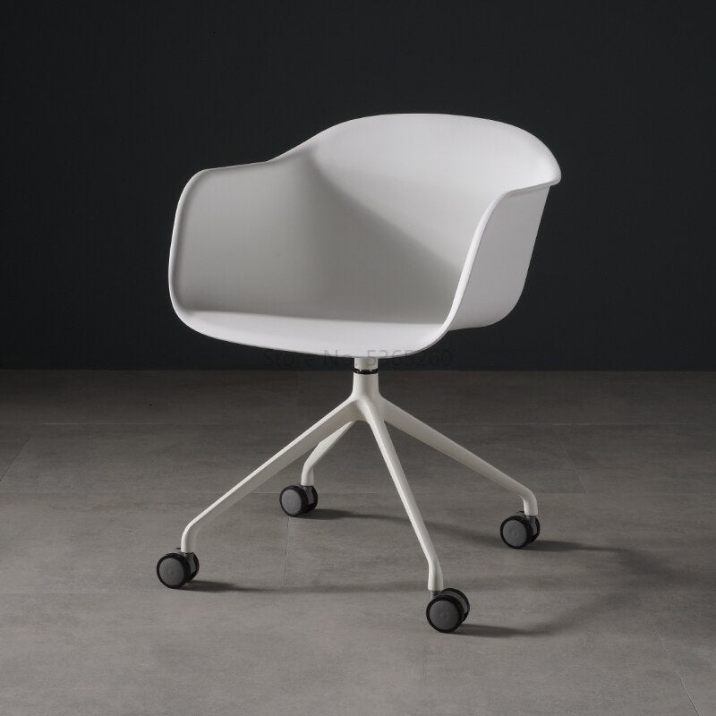 Chaise scandinave design en plastique et acier sur roulettes