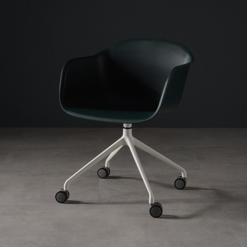 Chaise scandinave design en plastique et acier sur roulettes