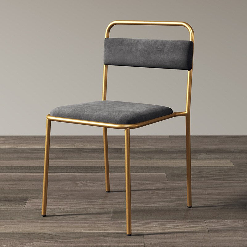 Chaise design de style industriel minimaliste et superposable