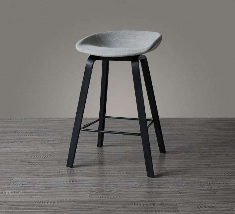Tabouret de bar scandinave avec pieds en bois d'Ipé brossé et assise en résine