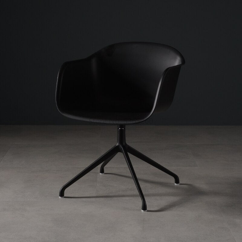 Chaise scandinave design en plastique et acier sur roulettes