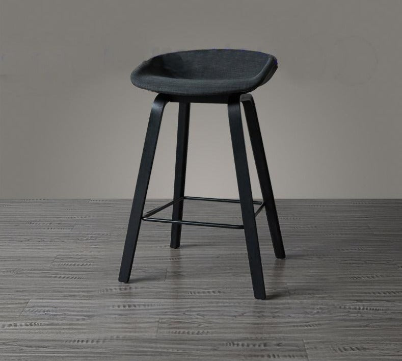 Tabouret de bar scandinave avec pieds en bois d'Ipé brossé et assise en résine