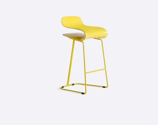 Tabouret de bar design avec assise retournée en suspension
