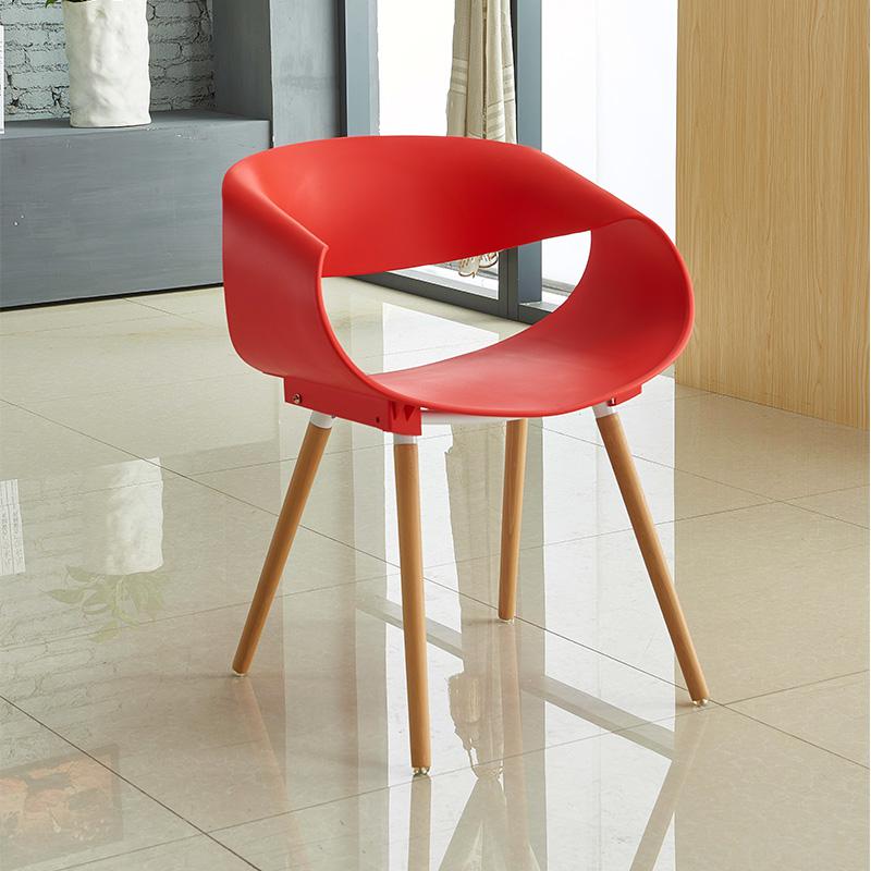 Chaise scandinave en plastique et bois style Turban
