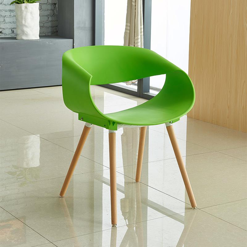 Chaise scandinave en plastique et bois style Turban
