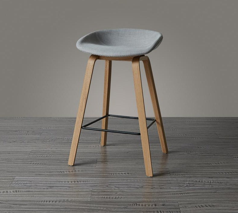 Tabouret de bar scandinave avec pieds en bois d'Ipé brossé et assise en résine