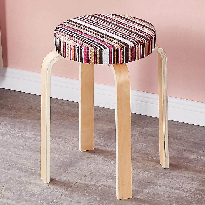 Tabouret scandinave avec assise ronde rembourrée en tissu et pieds en bois