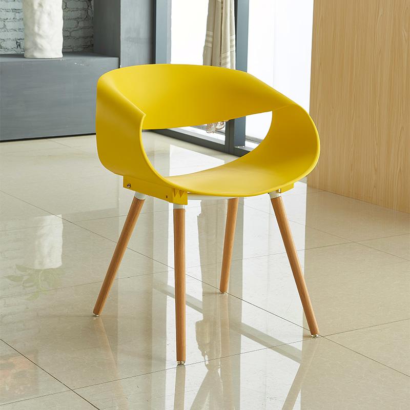 Chaise scandinave en plastique et bois style Turban