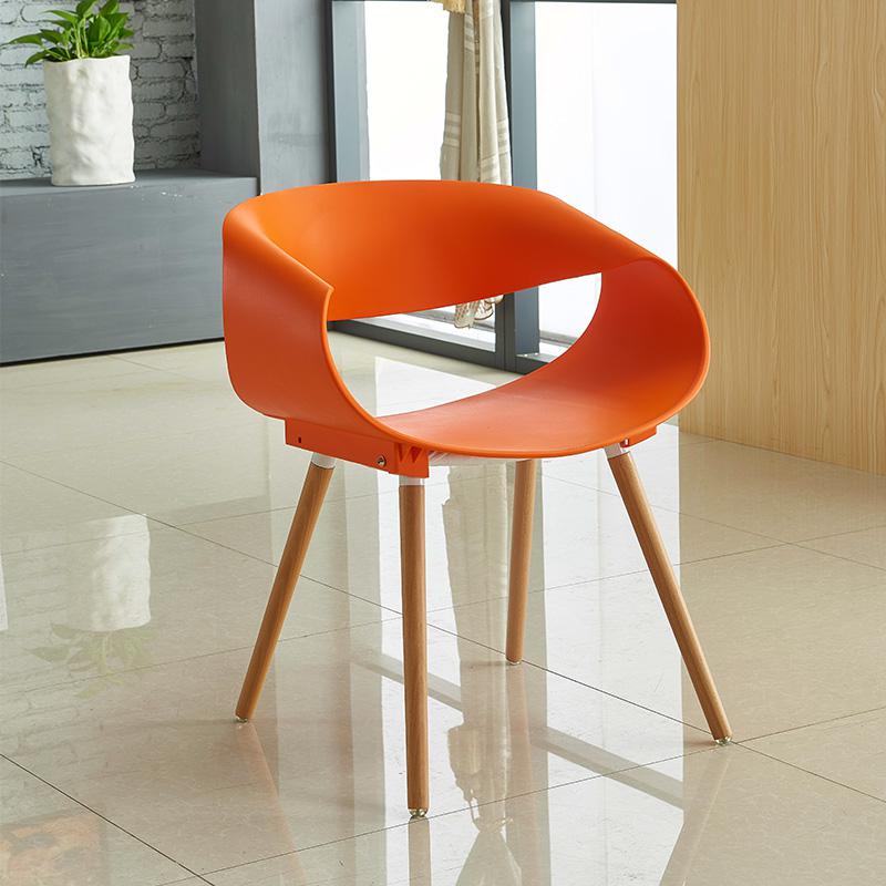 Chaise scandinave en plastique et bois style Turban