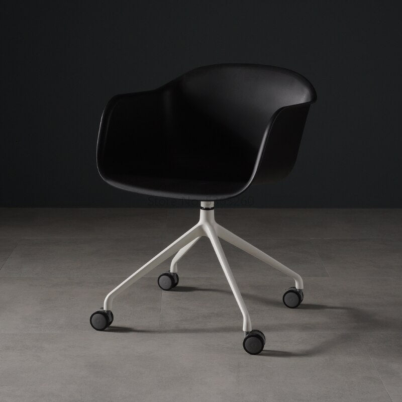 Chaise scandinave design en plastique et acier sur roulettes