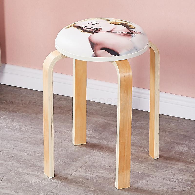 Tabouret scandinave avec assise ronde rembourrée en tissu et pieds en bois