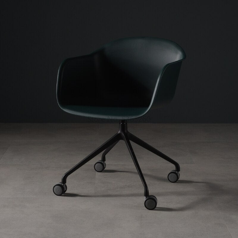 Chaise scandinave design en plastique et acier sur roulettes