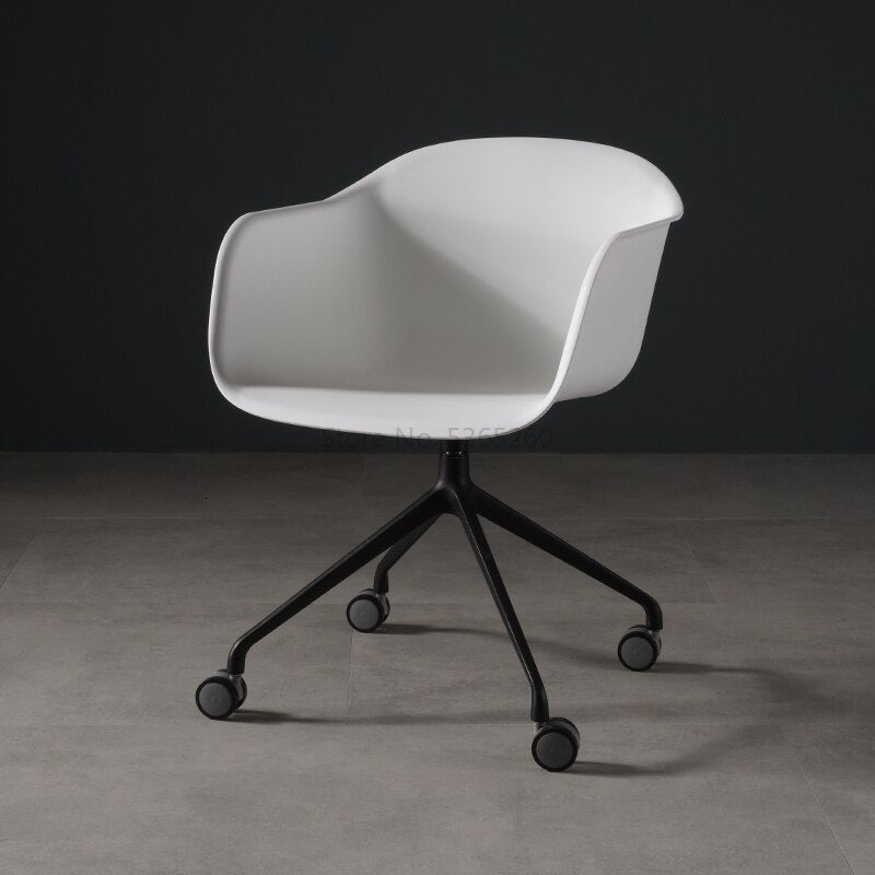 Chaise scandinave design en plastique et acier sur roulettes