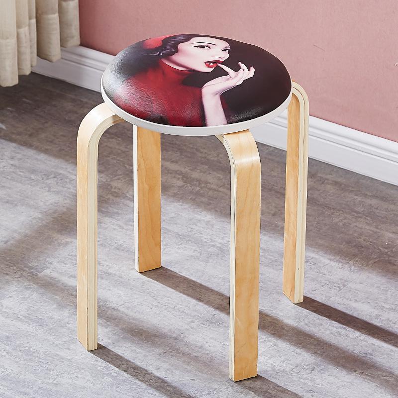 Tabouret scandinave avec assise ronde rembourrée en tissu et pieds en bois