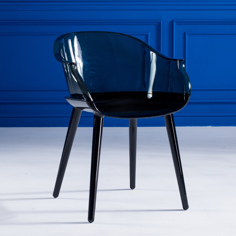 Chaise design avec dossier en plastique large fumé