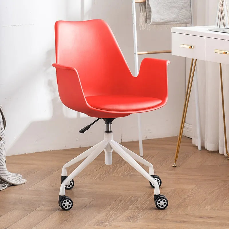 Chaise de bureau design et confortable sur roulettes