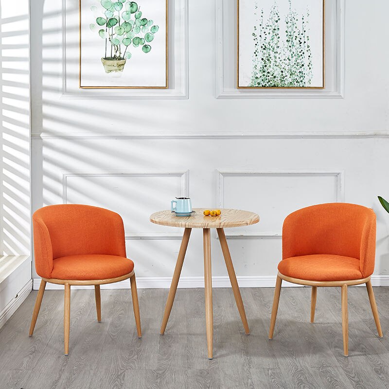 Chaise scandinave à large dossier en tissu et bois