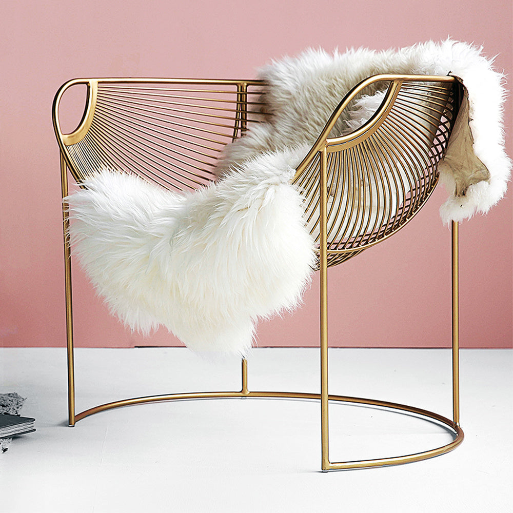 Chaise design en acier doré avec assise style hamac