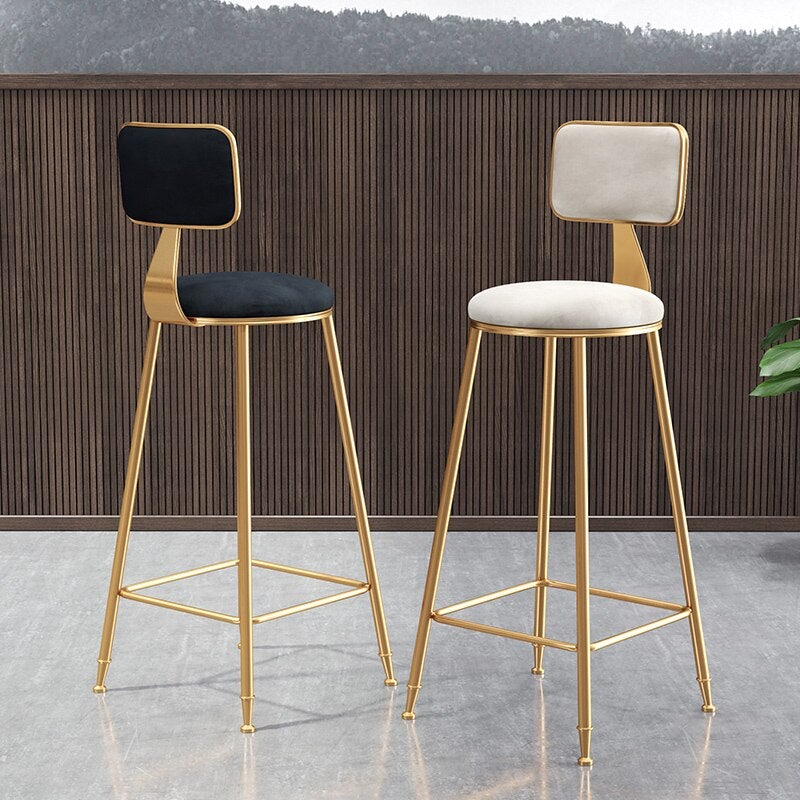 Assortiement de deux chaises de bar design hautes en métal doré et assise en velours noir et blanc