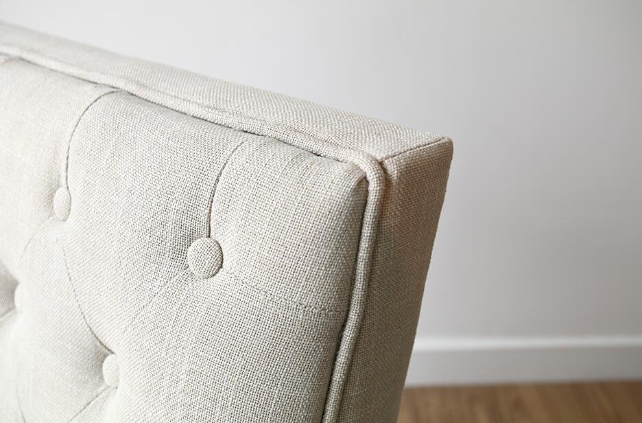 Chaise vintage en tissus gris avec pieds en bois