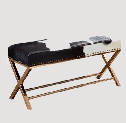 Banc design avec pieds en acier et peau de vache