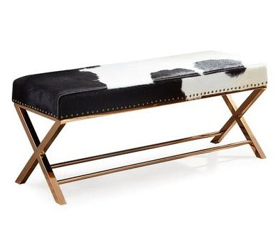 Banc design avec pieds en acier et peau de vache