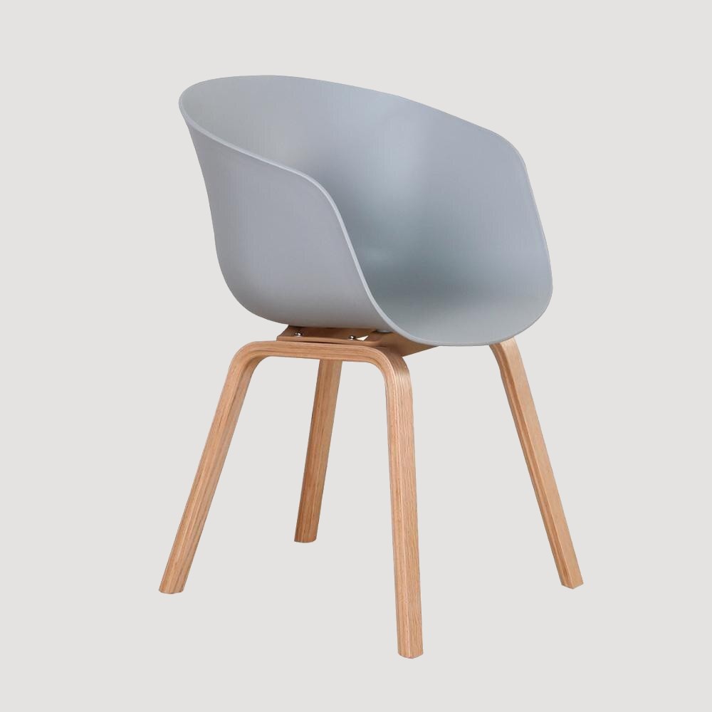 Chaise scandinave en plastique gris à dossier large enveloppant