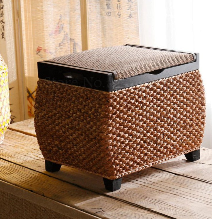 Banc de rangement en rotin marron sur planche de bois