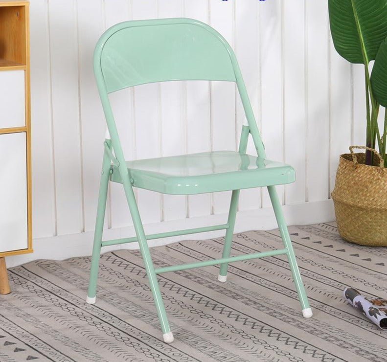 Chaise pliable en métal avec assise vernis