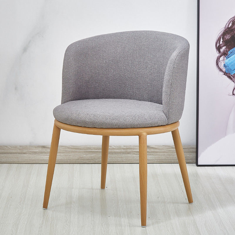 Chaise scandinave à large dossier en tissu gris clair et bois