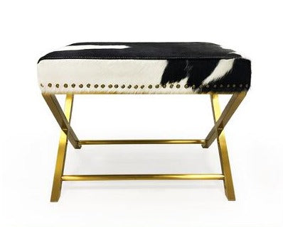 Banc design avec pieds en acier et peau de vache