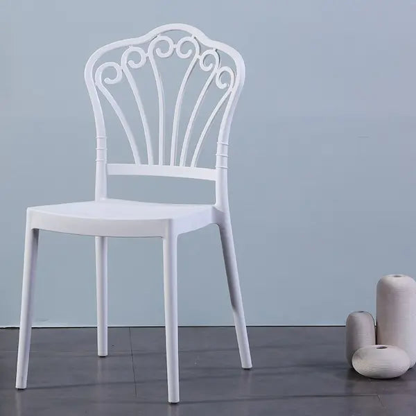 Chaise moderne en plastique bleu avec dossier d'époque romantique