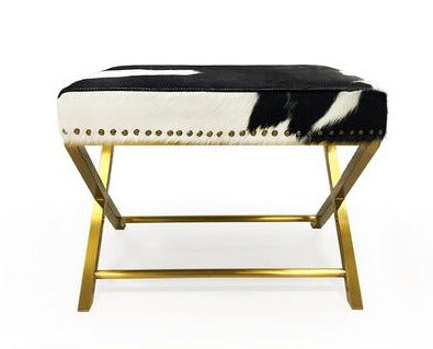 Banc design avec pieds en acier et peau de vache