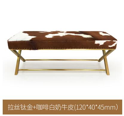 Banc design avec pieds en acier et peau de vache
