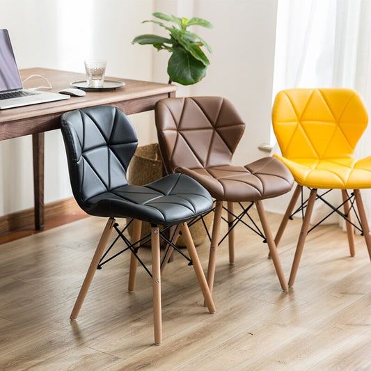 Chaise scandinave avec assise rembourrée surpiquée