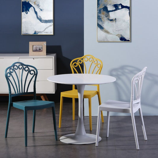 Chaise moderne en plastique bleu avec dossier d'époque romantique