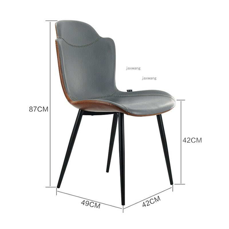Chaise moderne en cuir surpiqué et pieds en métal
