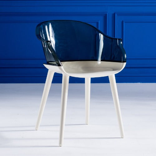 Chaise design avec dossier en plastique large fumé