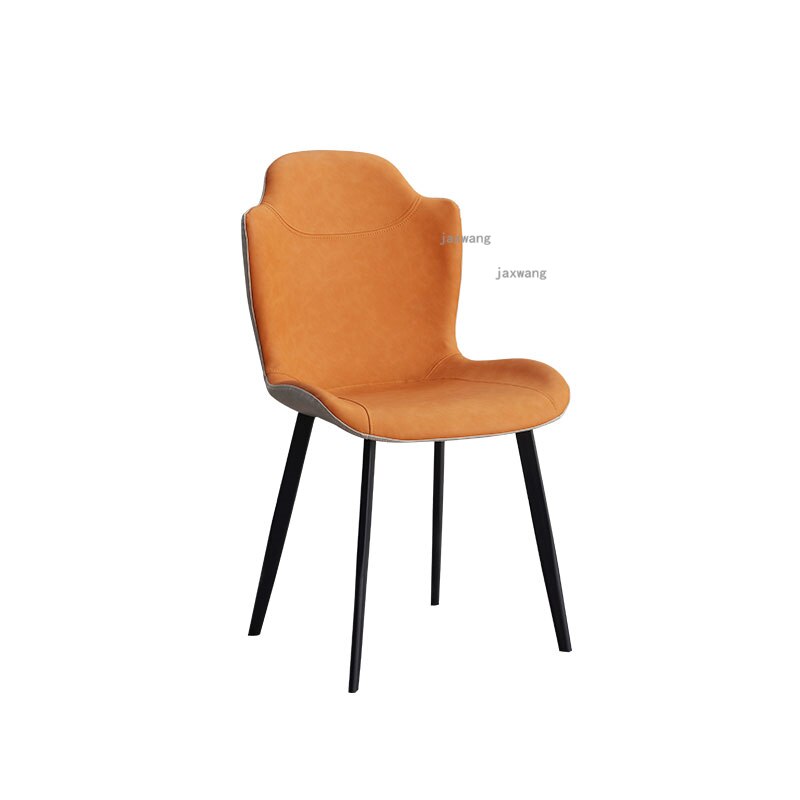 Chaise moderne en cuir surpiqué et pieds en métal