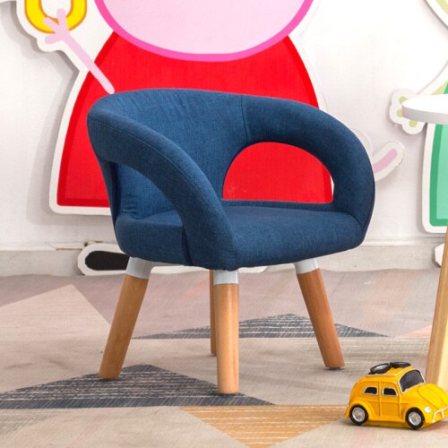 Chaise enfant scandinave avec accoudoirs et pieds en bois