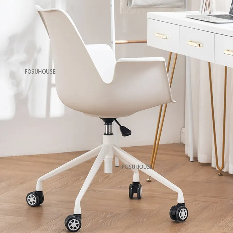 Chaise de bureau design et confortable sur roulettes