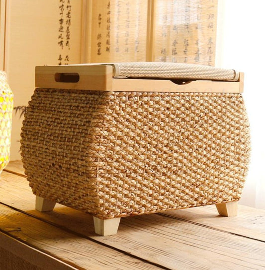 Banc de rangement en rotin beige sur caisse en bois